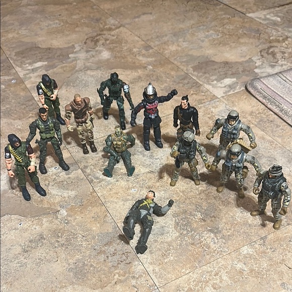Action Figure Set - Multicolor - Picture 1 of 6